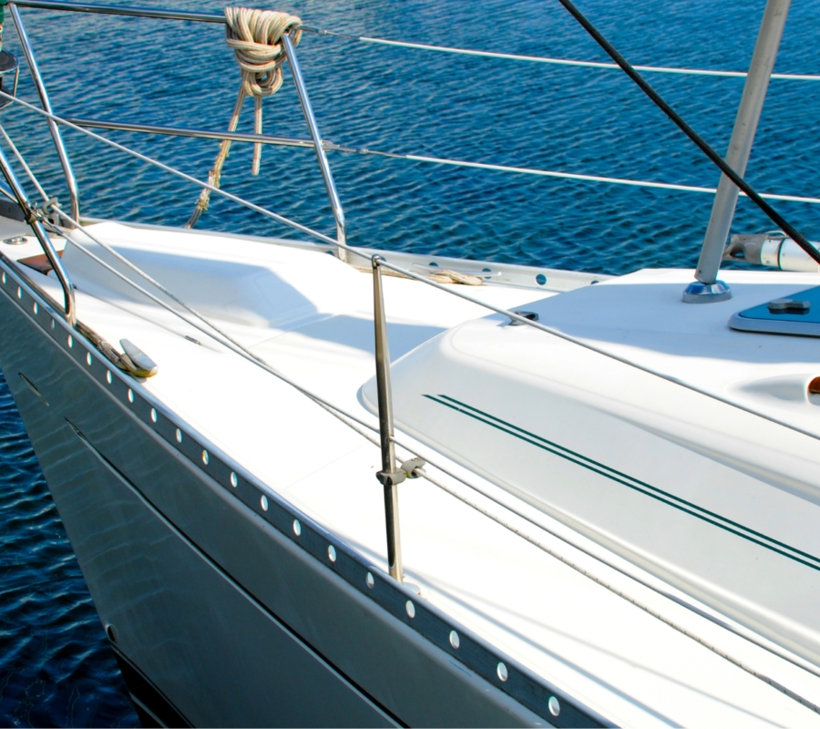 De punt van een jacht bij Maurik