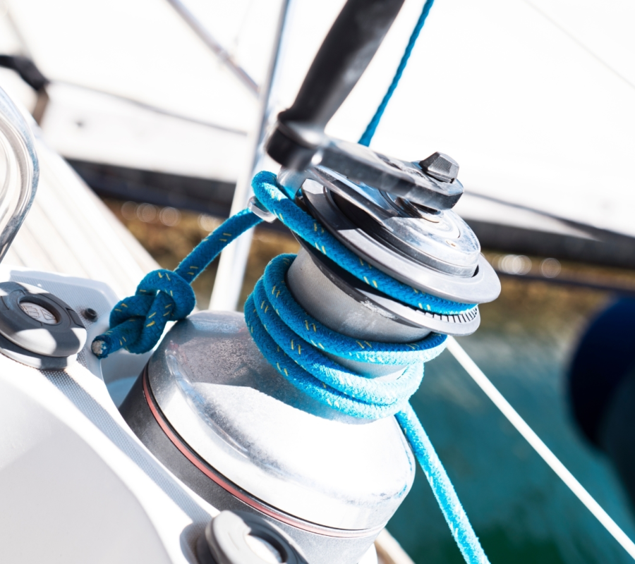 Boot die aanlegt bij Jachthaven Nederrijn