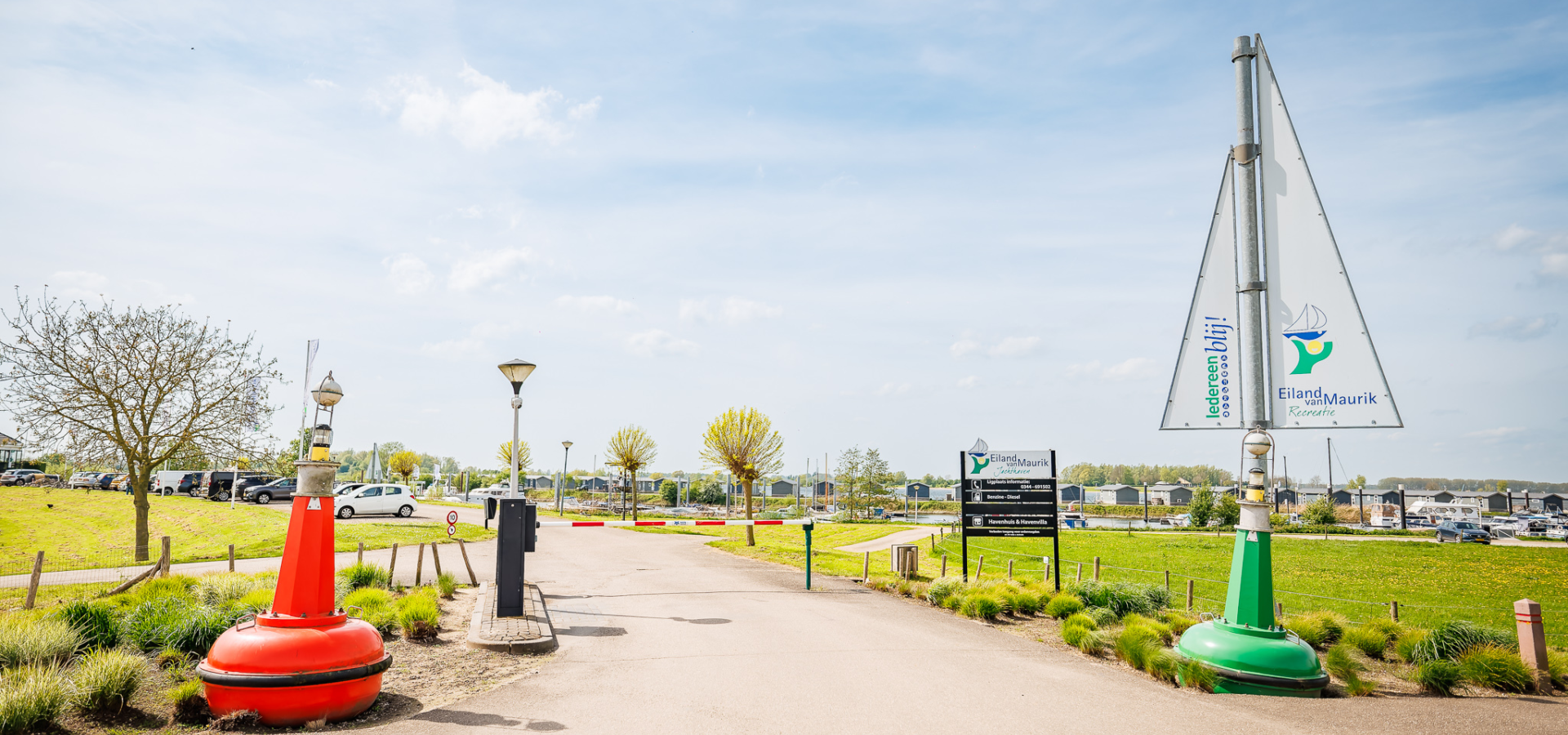 Ingang vanaf de kant naar Jachthaven Eiland van Maurik