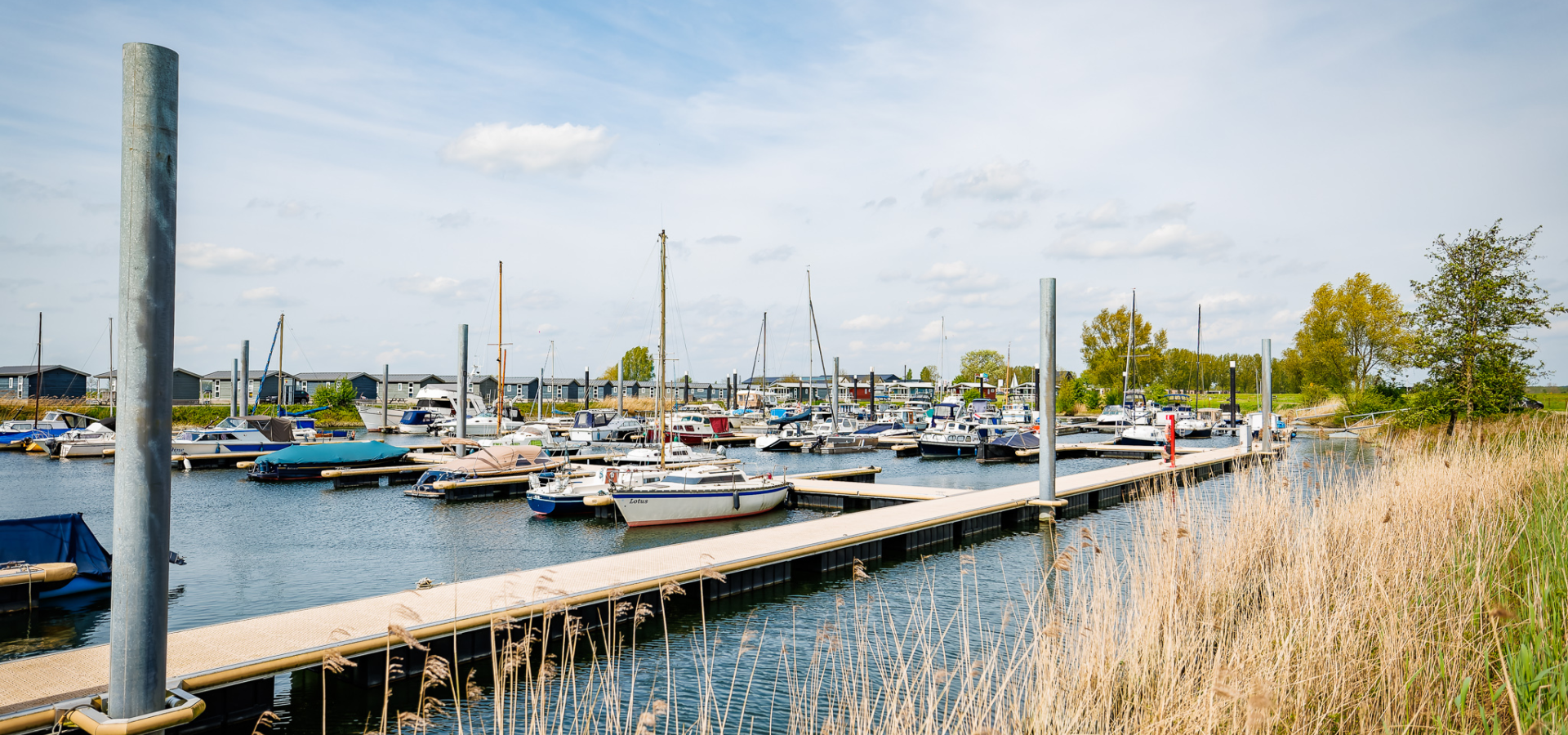 Steiger van de jachthaven aan de Nederrijn