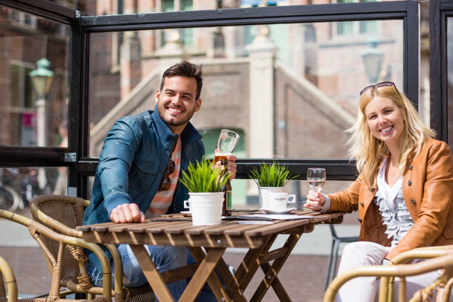 Twee mensen op het terras