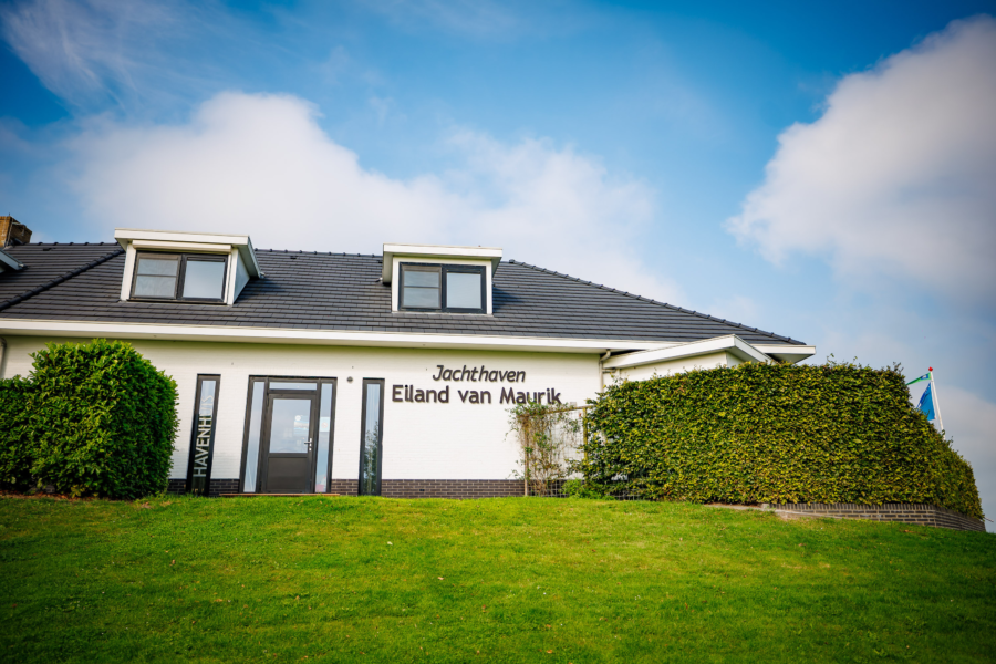 Het luxe sanitairgebouw van de jachthaven