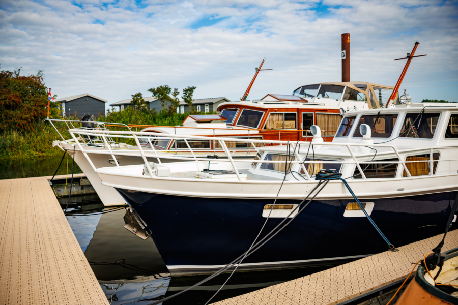 Grote boot dat aan de jachthaven ligt