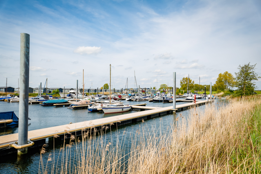 Steiger van de haven aan het water