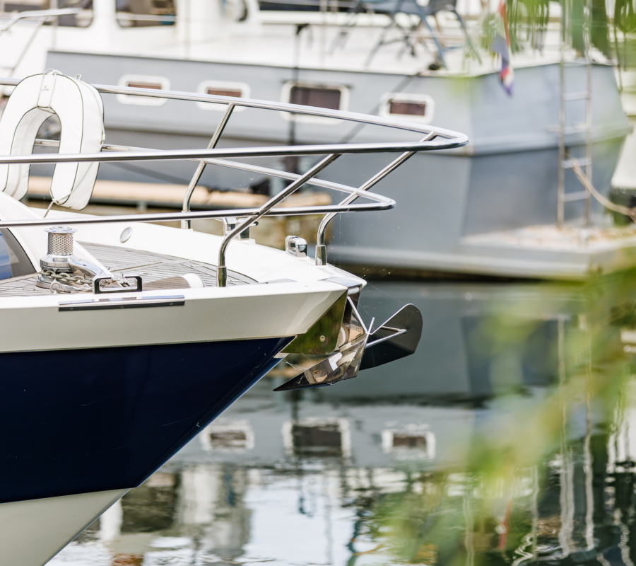 Anker van boot dat ligt in jachthaven Maurik