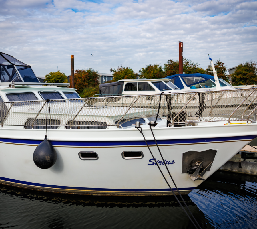Boot die ligt in een havenplek bij de Nederrijn