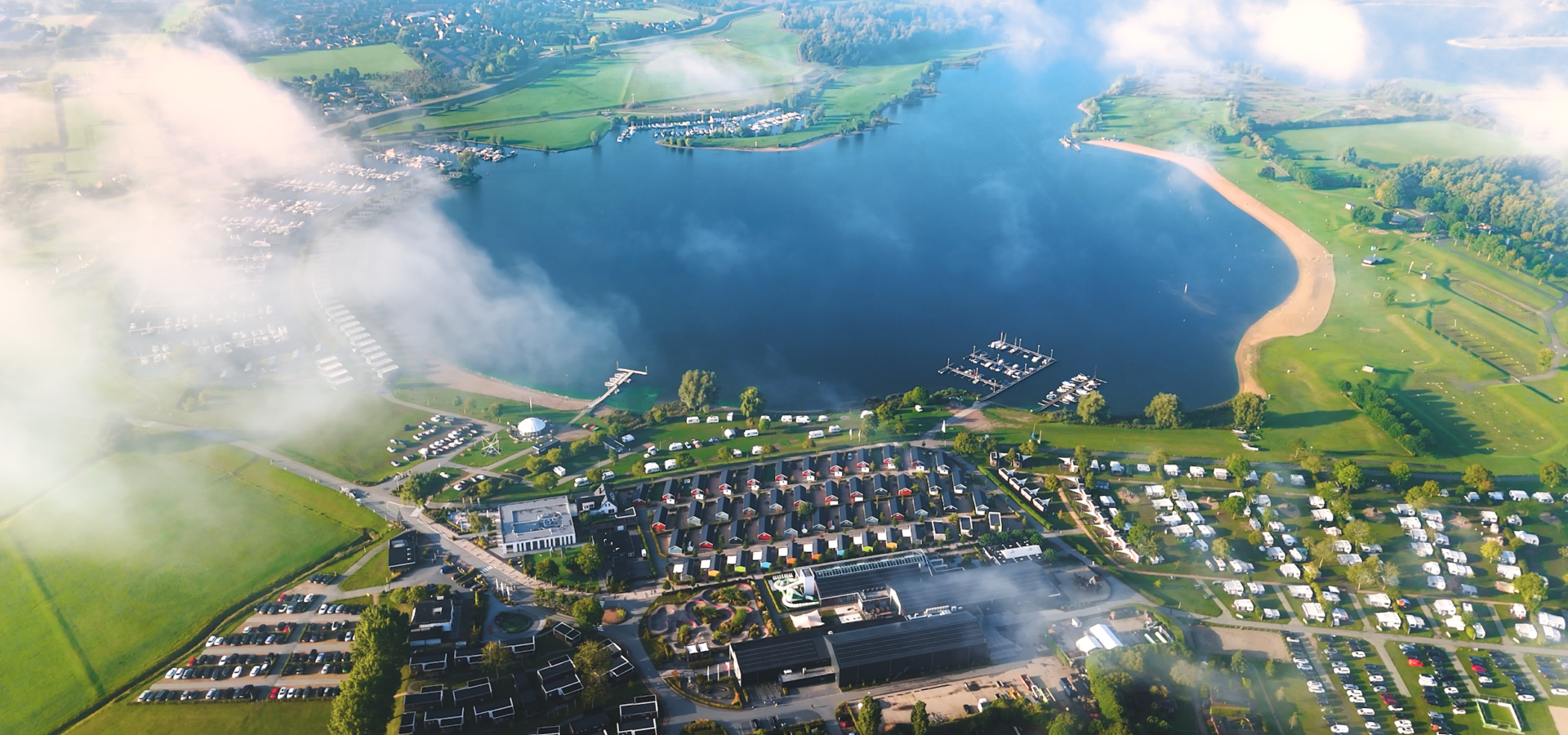 Droneshot van Eiland van Maurik en jachthaven